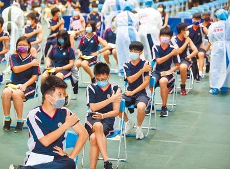 國內18至24歲男性接種mRNA疫苗後心肌炎發生率,如不分劑次,莫德納為每百萬人36.9,BNT為每百萬人7.9。圖為高中生施打BNT疫苗。(本報資料照片)