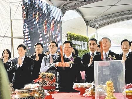 桃園市長鄭文燦12日參加桃園航空城計畫區段徵收工程A1、A2、A3標開工典禮祈福儀式。(陳夢茹攝)