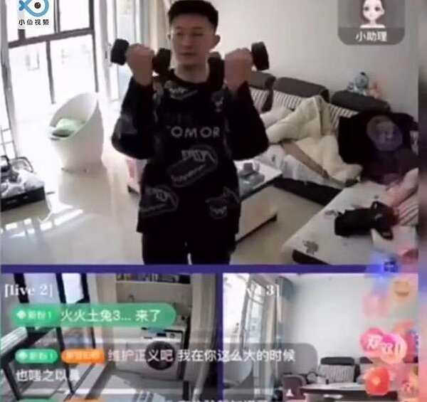 為證「凶宅不凶」,試睡員和法官在「拍賣TV」平台上進行了24小時的凶宅試睡直播,試睡員還舉起了啞鈴。圖/取材自瀟湘晨報