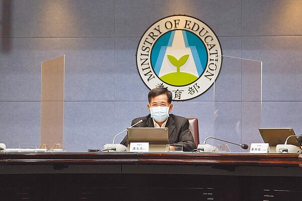 學習歷程檔案懲處結果,國教署長彭富源自請記過處分,教團與學界批評,由國教署長扛責「還不夠」。圖為事發時教育部長潘文忠向學生、家長及老師表達歉意。(教育部提供)