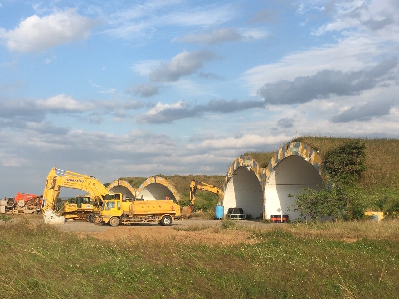 桃園航空城計畫A1到A3範圍今天動工,預計2028年完工,除了規劃文教住商生活圈,還保留空軍黑貓中隊使用過的機堡機棚,作為未來文化公園或博物館空間。記者陳俊智/攝影