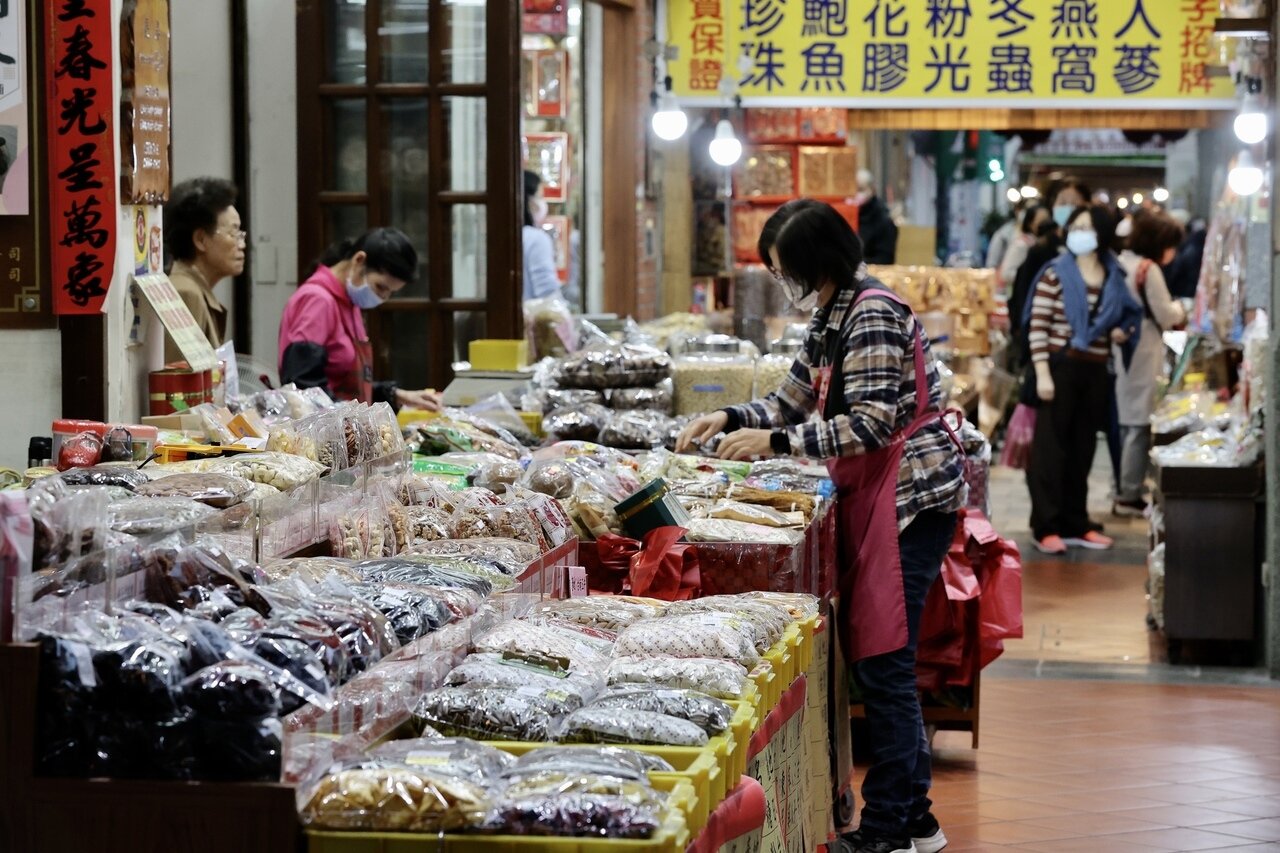 國內民生物價蠢蠢欲動,經濟部長王美花昨邀大賣場、超市業者召開會議,下周開始將在賣場設立「平價專區」,至少實施到年底。記者許正宏/攝影