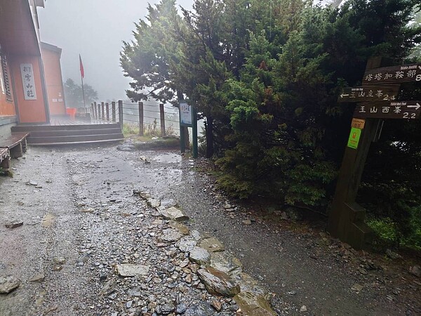 排雲山莊往主峰線1.8K處路面結冰、並出現霧淞。圖/山友邱振華提供