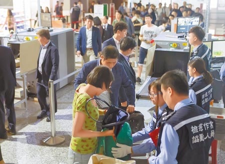 桃園機場持續加強旅客手提、託運行李檢查。（本報資料照）