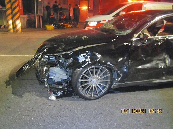 高雄市又發生酒駕重大車禍,黃姓男子13日清晨酒駕衝撞騎士夫妻,造成夫妻雙亡,黃男座車車頭毀損、車身凹陷。圖/翻攝照片