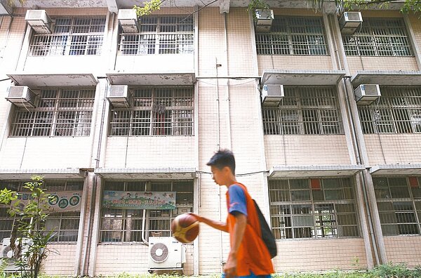 政府推動「班班有冷氣」政策,預計下次要汰換冷氣是9年後。議員王欣儀擔心,北市一些學校比較早裝冷氣,現在卻已面臨冷氣需要陸續汰換的問題,反而得不到補助,該不會又由家長會埋單。圖/聯合報系資料照