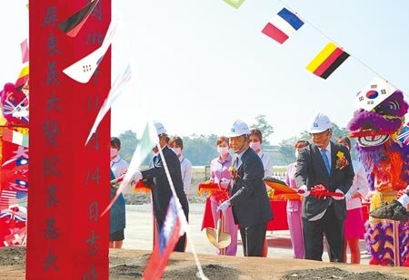 屏東義大醫院14日動土,衛福部長陳時中(右二)、屏東縣長潘孟安(右一)都出席動土典禮。(謝佳潾攝)
