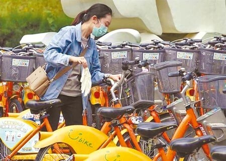 台北市YouBike1.0明年底全面退場，目前北市仍有1萬3000輛YouBike1.0，市議員鍾佩玲擔心，退場時廠商會報廢許多車輛，占市有財產便宜、吃市府豆腐。（本報資料照片）