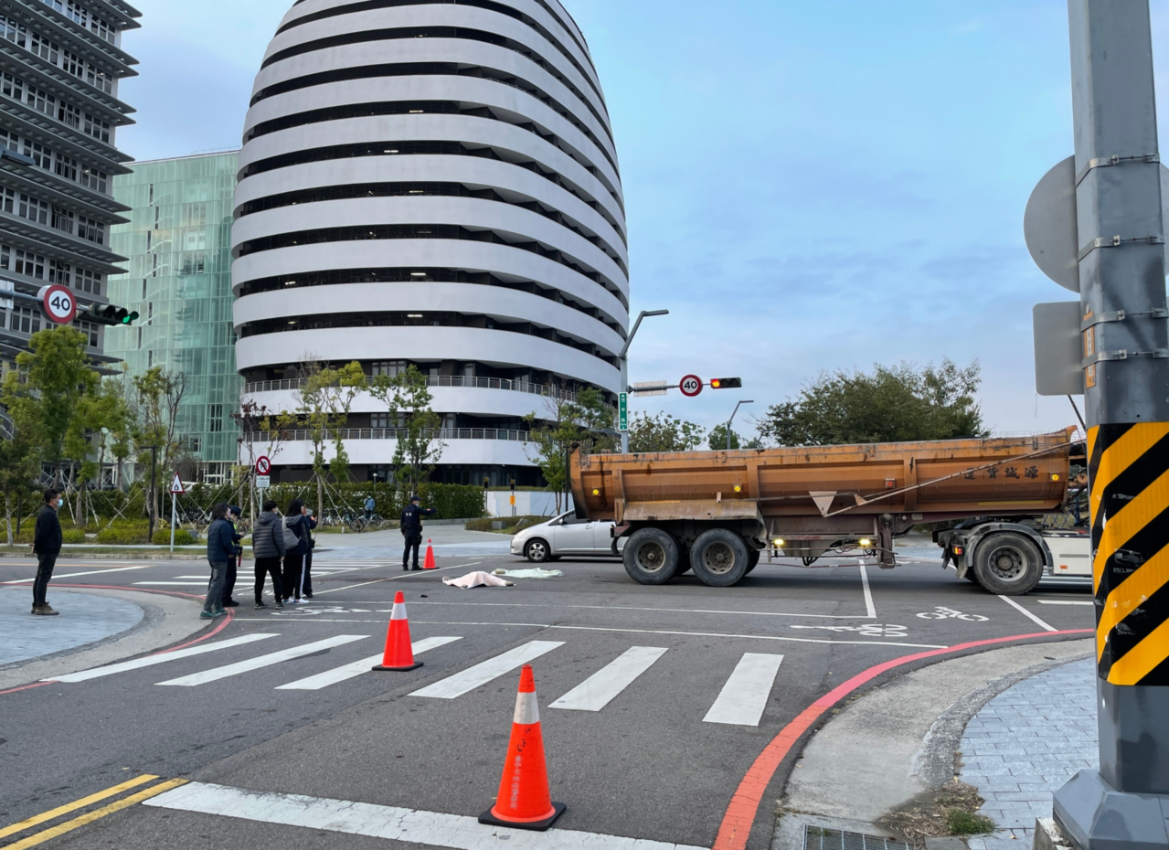 中醫大林姓女碩士生騎機車行經水湳校區附近時,遭砂石車輾過,當場死亡。圖/讀者提供