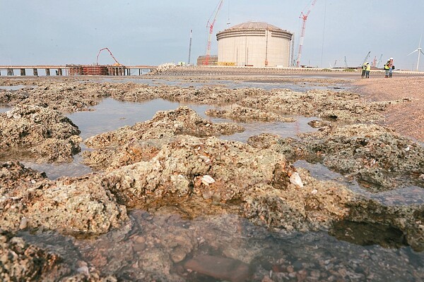 針對環保團體14日於立法院舉辦記者會「挺藻礁」,認為產業轉型、用電負成長才能真正改善空污,台電表示,要推動產業轉型,用電負成長並非一蹴可幾。 圖/聯合報資料照片