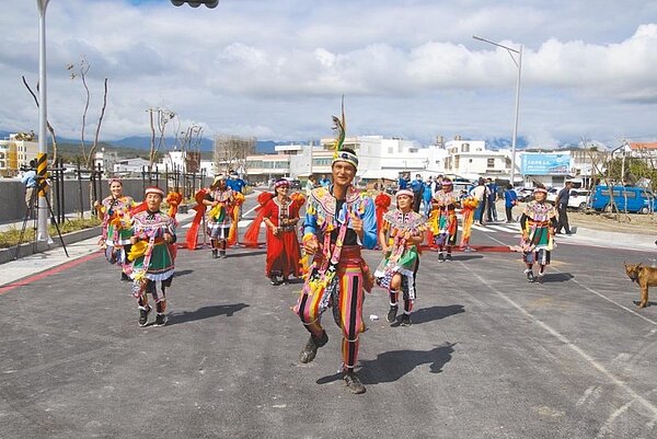 台東縣政府拓寬及新闢東56線道路,以改善富岡漁港對外交通,14日舉行通車典禮。圖/台東縣政府提供