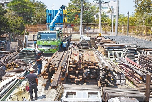 台南市2017年率全台之先，首創「台南市文化資產建材銀行」，收到的舊建材又以木材占大宗。圖／台南市文資建材銀行提供