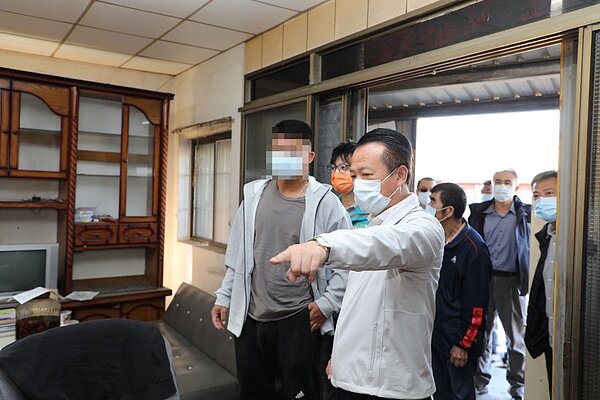 嘉義縣東石鄉張姓高中生(前排左一起)獨居會漏水的祖宅,獲嘉縣百工修繕團等協助修屋,縣長翁章梁昨也致贈檯燈。圖/嘉義縣政府提供