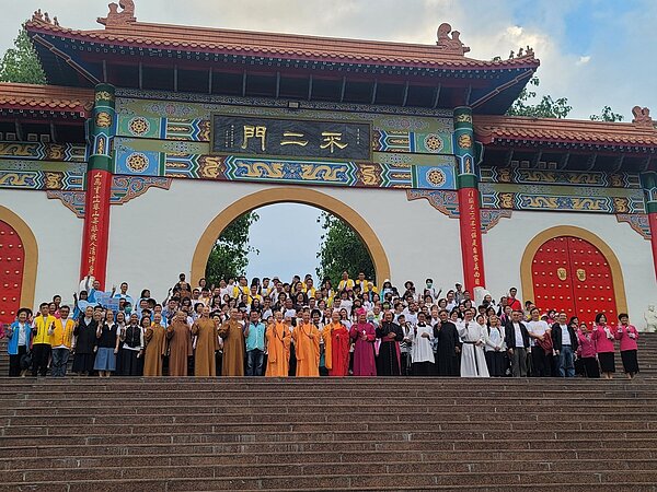 「活出愛祈福之路」健走活動藉由宗教的融合，推動社會和諧，邀請高雄在地居民、佛教及天主教的信徒一起健走約34公里的路。圖／永慶房產集團提供