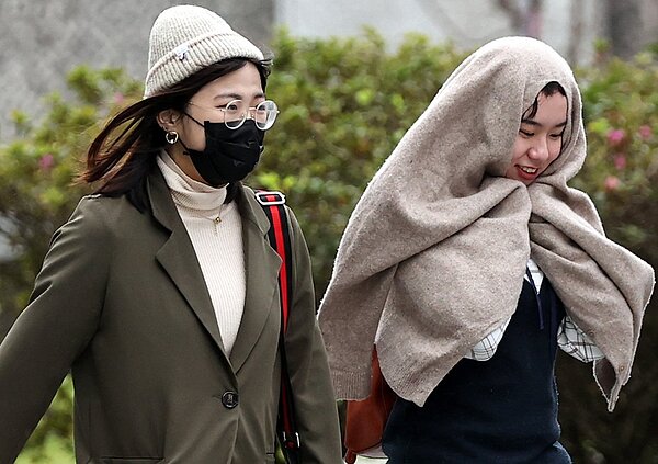 吳德榮說,根據最新模式模擬顯示,下周一至周四(22至24日)鋒面通過、強冷空氣南下,天氣明顯轉冷,模擬強度已很近似「大陸冷氣團」,不排除成為入秋後第2波「大陸冷氣團」的機率。 聯合報系資料照/記者侯永全攝影