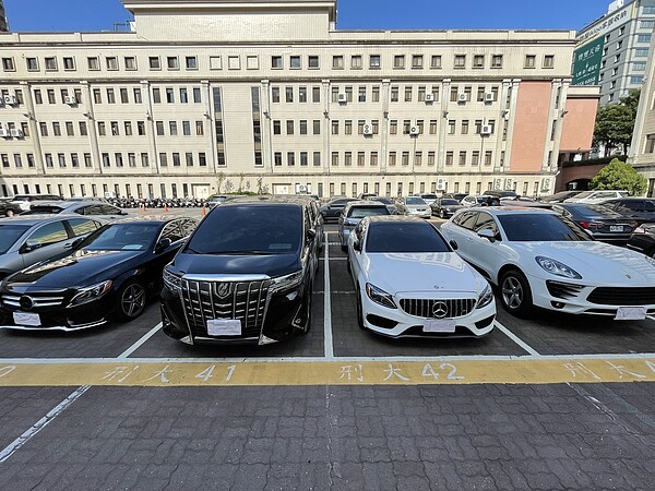 瑪莎拉蒂張姓男子逞凶案,台中市警局昨帶回「2580國際娛樂城」博弈網站的許姓金主等4人,並查扣4輛車輛,車牌號碼清一色是2580。記者陳宏睿/攝影