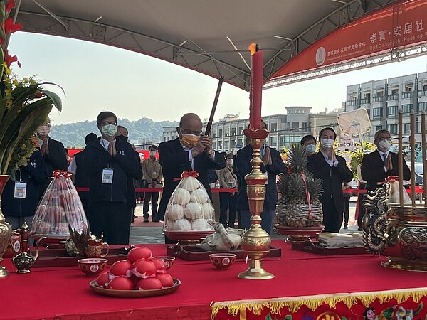 高雄市左營區崇實安居社宅昨天動工,行政院長蘇貞昌(持香者)上香祈福、市長陳其邁(左二)表示感謝行政院支持地方。記者林巧璉/攝影