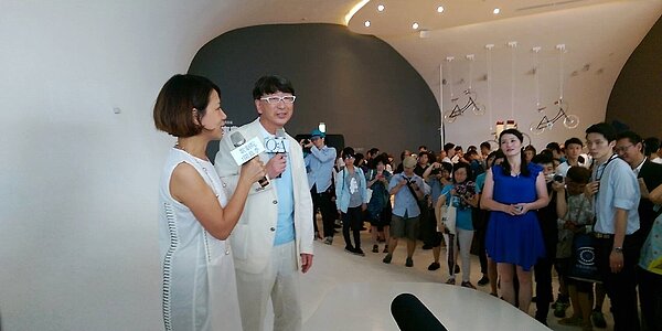 繼台中歌劇院、台北松山文創園區、高雄世運主會場後，伊東豐雄(左2)在台第四件作品，參與設計北市住宅案。圖／中時報資料照片
