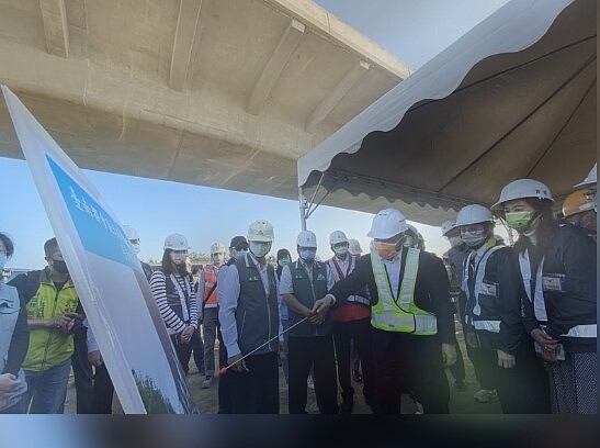 行政院長蘇貞昌(拿指示棒者)下午到台南都會區北外環快速第3期工程現場視,背景則為施工中的高架道路。圖/聯合報