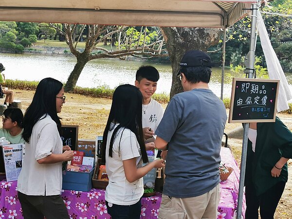致理科大團隊在綠市集進行珍食物app推廣。圖/新北市政府提供