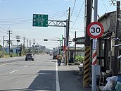 4線道路架限速、照相告示牌　惹民怨