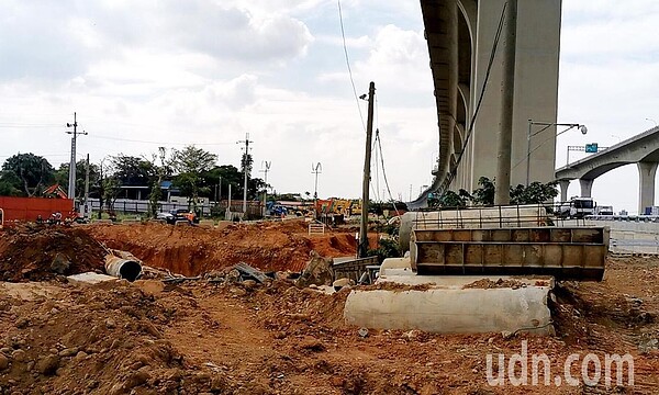 桃園市國1蘆興南路交流道工程積極趕工中，預定明1月完成可望「南入北出」通行，解決桃園交流道塞車。圖／聯合報記者曾增勳攝