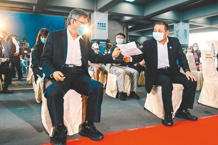 台北市長柯文哲(前左)16日出席2025雙北世界壯年運動會組織委員會揭牌儀式時受訪,堅稱民生汐止線不能只做中段,而一旁的新北市長侯友宜(前右)則直言「汐東線已送行政院、經交通部修改大致認同」。(郭吉銓攝)