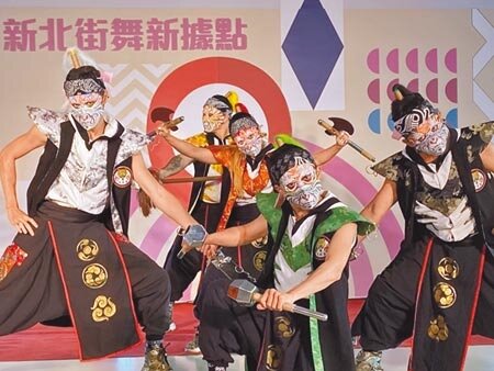 新北市文化局與體育處合作,將新莊國民運動中心1樓打造成「FUN舞空間」,昨啟用儀式,鐵四帝文化藝術團帶來融入傳統民俗陣頭的官將首街舞表演。(戴上容攝)