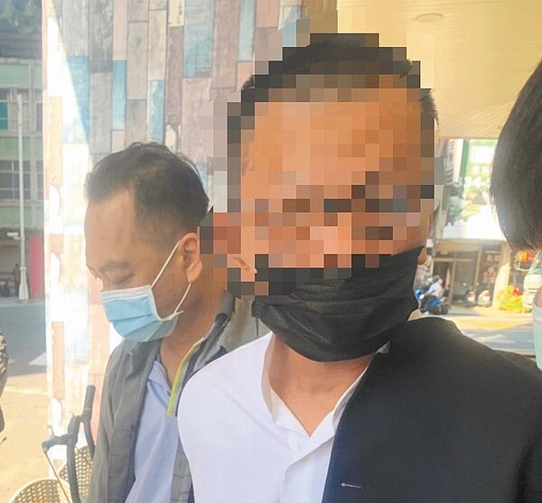 王姓嫌犯和弟弟聯手行竊貴婦豪宅內的珠寶，遭警方逮捕送辦。（翻攝照片／石秀華高雄傳真）