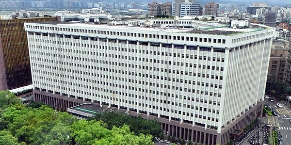 備受矚目的「台塑企業敦北總部大樓都更案」決定改採都更條例最新修正案，計畫本週五（11/19）向台北市政府重新申請遞件，將比原計劃增加3,600坪容積獎勵。圖／中時電子報