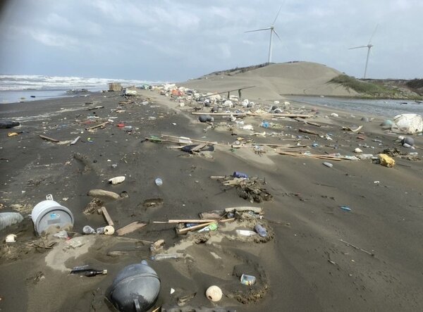 議員舒翠玲質疑，海管處每年都要編大筆預算清海邊垃圾，沙灘上卻處處卡著垃圾和塑膠瓶。圖／舒翠玲提供
