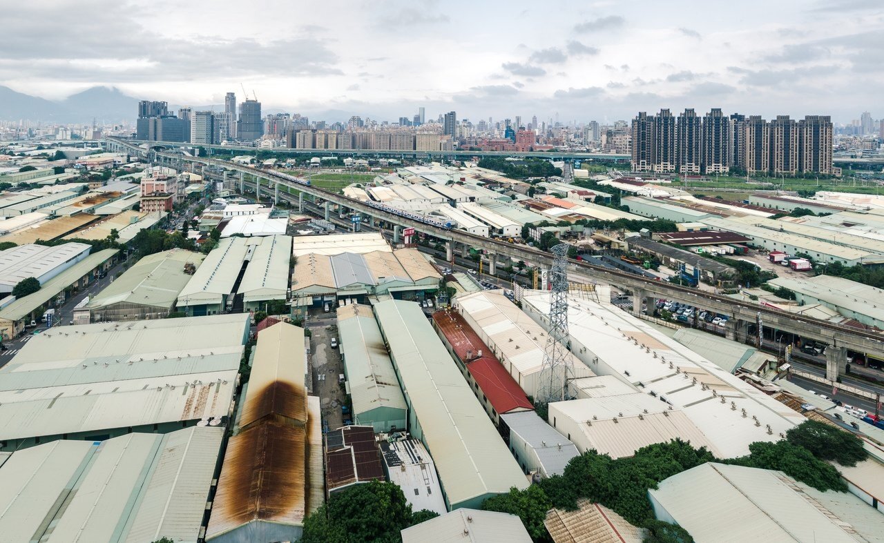 塭仔圳地區鐵皮工廠林立,新北市府推動市地重劃,可望帶動產業轉型。網友認為等塭仔圳整頓好,泰山區會再漲一波。圖/新北市城鄉局提供