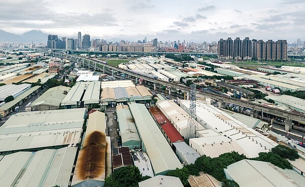 塭仔圳地區鐵皮工廠林立,新北市府推動市地重劃,可望帶動產業轉型。網友認為等塭仔圳整頓好,泰山區會再漲一波。圖/新北市城鄉局提供