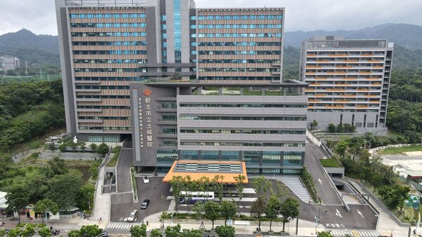 土城暫緩重劃區有鄰近台北市的交通優勢，加上附近的土城醫院、商圈完善，對房價有所支撐。圖／永慶提供