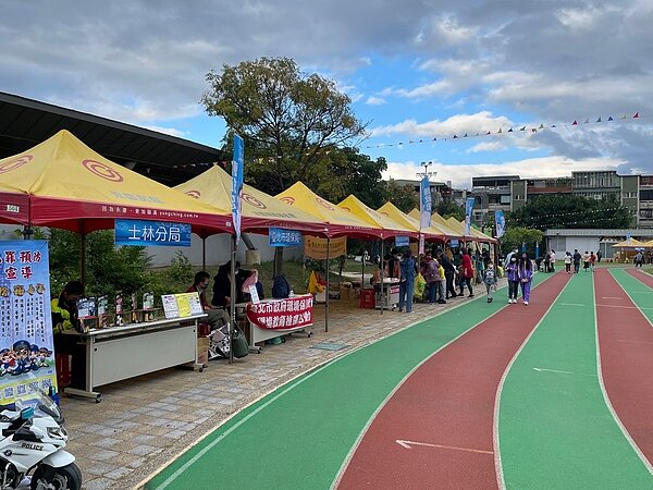 由陳安文教基金會及台北市波麗士獅子會共同舉辦的「社子愛心公益活動」,發放物資幫助弱勢。圖/永慶房產集團提供