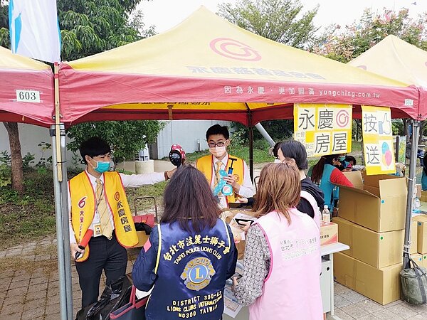 社區好鄰居永慶房屋贊助活動所需帳篷,現場也擺設攤位響應公益活動。圖/永慶房產集團提供
