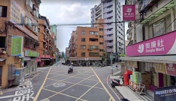 信義區為台北知名的豪宅、百貨林立地段，該區房價高的嚇人，但在信義區內仍舊有較為便宜的路段，其中的吳興街，房屋多以公寓為主，房價也相對親民。圖／翻攝自Google maps