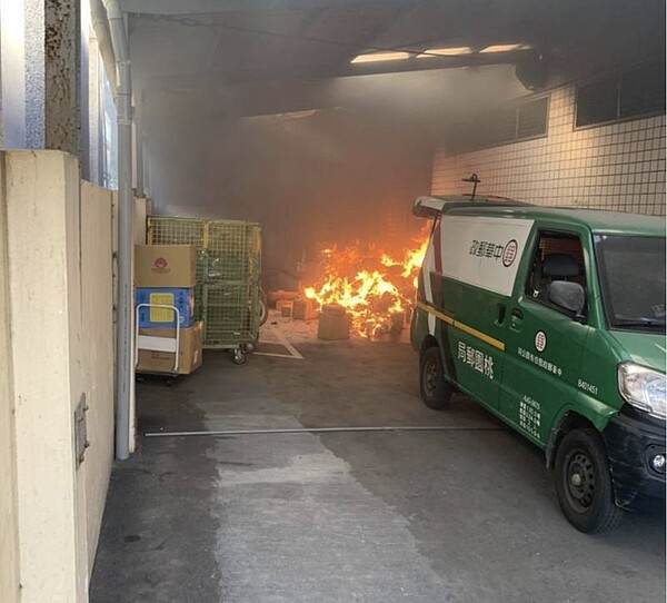 桃園新屋區新屋郵局今天上午7時56分許,郵局外車道上包裹突然爆炸,現場瞬間瀰漫大量濃煙並竄出火光。圖/記者翁唯真翻攝
