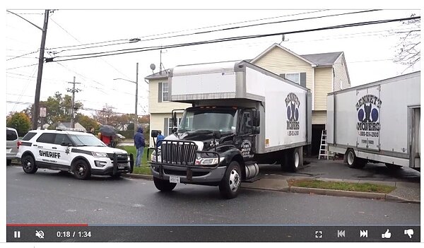 警方試圖驅逐韓思柏，帶著鎖匠及搬家工人前往他的住所。圖／擷取自NYPost影片