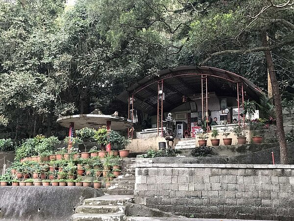 十八尖山佛光岩前廣場與涼亭規劃整建，將設置3處活動廣場，並改善陡峭的階梯，移除老舊鐵皮涼亭。圖／新竹市政府提供