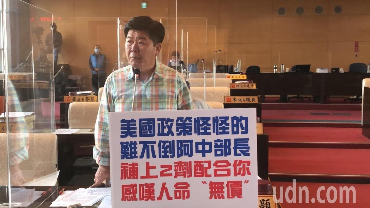 台中市議員陳政顯質詢,要求衛生局加強照關照打兩劑高端的民眾。 記者陳秋雲/ 攝影