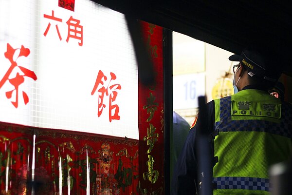 北市警方針對轄內茶室、舞廳、棋牌社執行臨檢。記者李隆揆/攝影