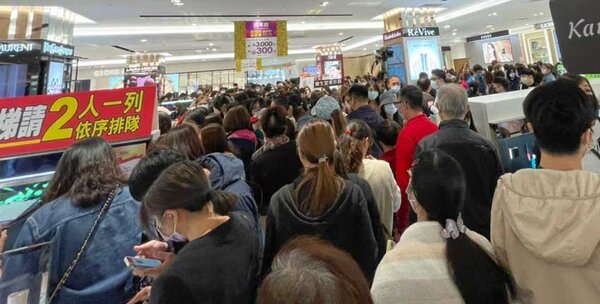SOGO周年慶，忠孝館1樓化妝品區人潮滿滿。圖／聯合報系資料照