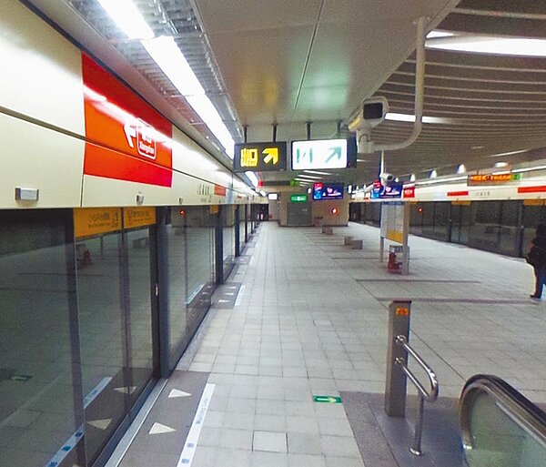 台北捷運每年發生傷害暴力、騷擾及失竊案破百件,台北市議員許家蓓質疑,北捷各路線共有1萬2671支監視器,竟有高達7304支監視器停留在30萬畫素,比例近6成,去年才通車的環狀線第一階段亦然,簡直「古董」,直接影響案情釐清效率。圖/許家蓓提供