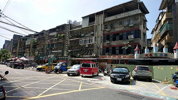 板橋板橋人氣名店「油庫口麵線」，該區域的油庫口社區屋齡已48年，住宅老舊，社區居民非常渴望都更。圖／新北住都中心