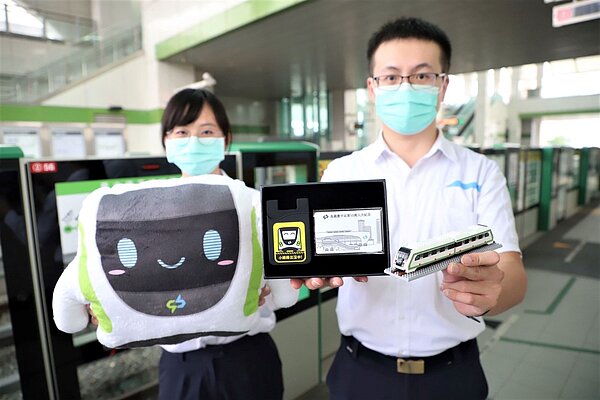 捷運高鐵台中站第50萬名旅客,將可獲贈90天無限次搭乘的中捷卡及周邊商品。圖/台中捷運提供