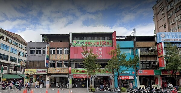 「可利亞石頭火鍋」決定撤出位在北市南京東路五段的20年店面,消息讓老顧客都很震驚。圖/截自Google Maps