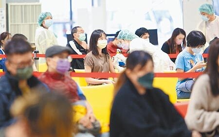 精神科醫師潘建志表示,台灣出現首例打完2劑高端,又混打「AZ+莫德納」的案例,成為「新四劑高端戰士」。圖為台北花博園區疫苗接種站,民眾前來接種AZ疫苗。(陳俊吉攝)