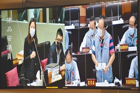 苗栗縣政府農業處長李乙廷18日答詢時，仍堅稱農委會新廚餘禁令是為了萊豬進口。（謝明俊攝）