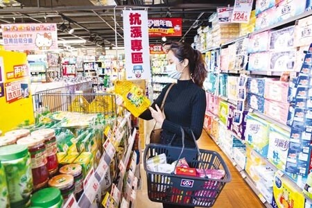 國內物價蠢動,主管部會每日監控民生物資價格,若有異常將立即處理,也已協調六大量販超市設置平價專區。圖∕本報資料照片